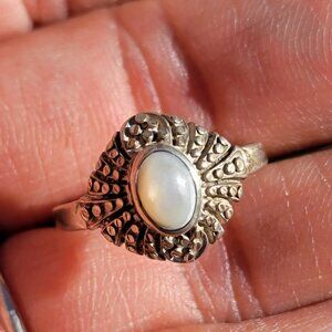 Stunning Art Deco style 925 sterling silver lustrous mother or pearl ring